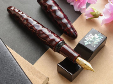 Wancher Aizu Urushi Kikkou Nuri Akatanemuri fountain pen, stainless steel nib