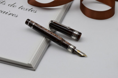 Santini Italia Giant Obsession Fine Flexy 14k nr.8 nib with ebonite feeder and piston filler pen