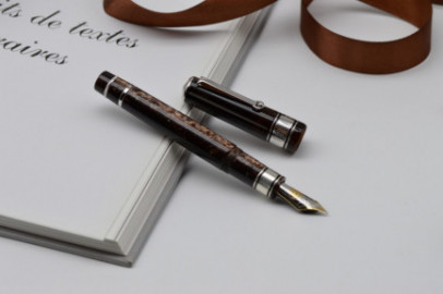 Santini Italia Giant Obsession Fine Flexy 18k nib with ebonite feeder and piston filler pen