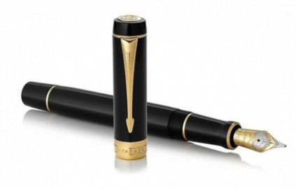 Parker Duofold Centennial Fountain Pen, Classic Black with Gold Trim, Solid Gold Nib, Black Ink and Converter (1931381)