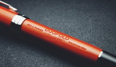 Parker Duofold Centennial Fountain Pen, Classic Big Red Vintage, Solid Gold Nib, Black Ink and Convertor (1931376)