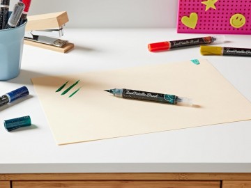 Pentel Dual Metallic Brush Pen, Filled With Iridescent Glitter Ink, Nylon Fibres, Set of 8 Assorted GFH-D8ST