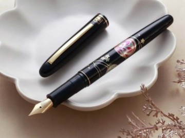 Kuretake Kindai Maki-e - Mari Asobi WP-KU-MAAO fountain pen