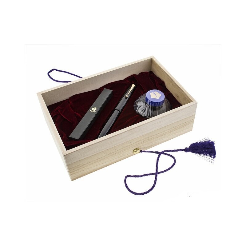 Pilot Namiki Emperor Urushi black fountain pen with size No.50