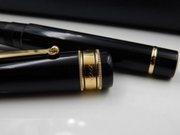 Santini Italia Libra Black GP 18k Superflexy nib piston filler pen