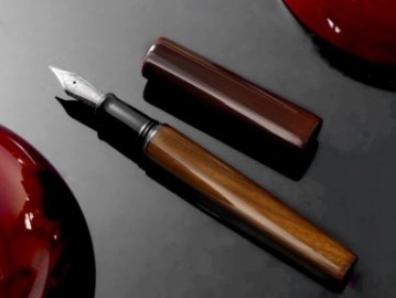 Wancher Urushi Verawood Sekai Aizu fountain pen