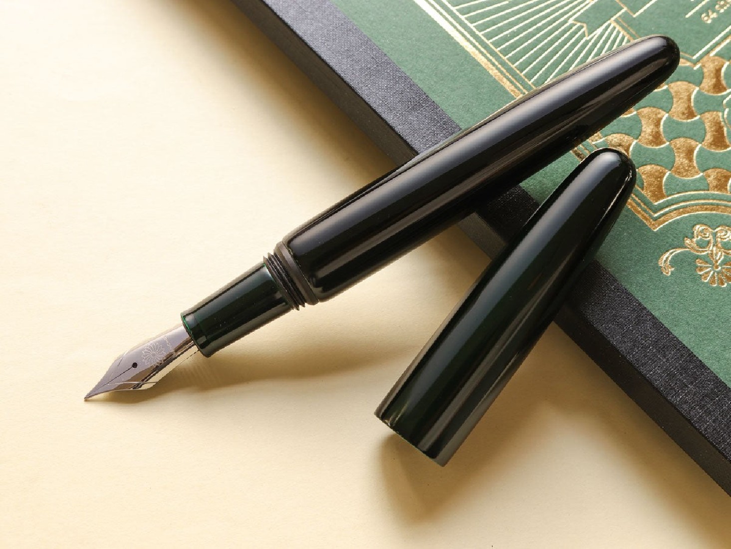 Wancher Aizu Urushi - Tamamushi-nuri - Midori Fountain pen