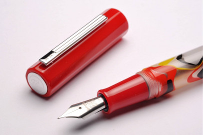 Opus 88 Flow transparent red fountain pen